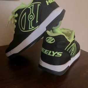 Size 4 youth Heelys, barely used!